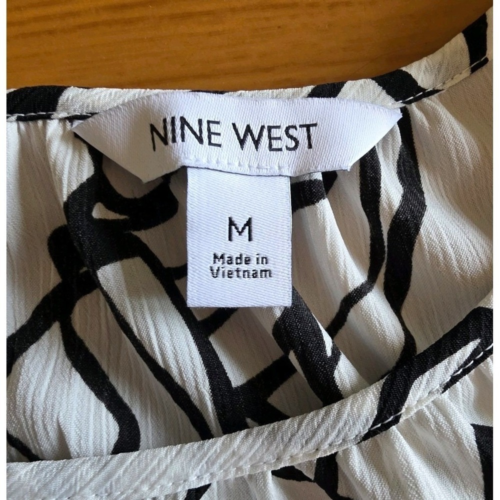 Nine West Womens M Black White Abstract Floral Flutter Sleeve Crepe Blouse Top - Picture 2 of 11